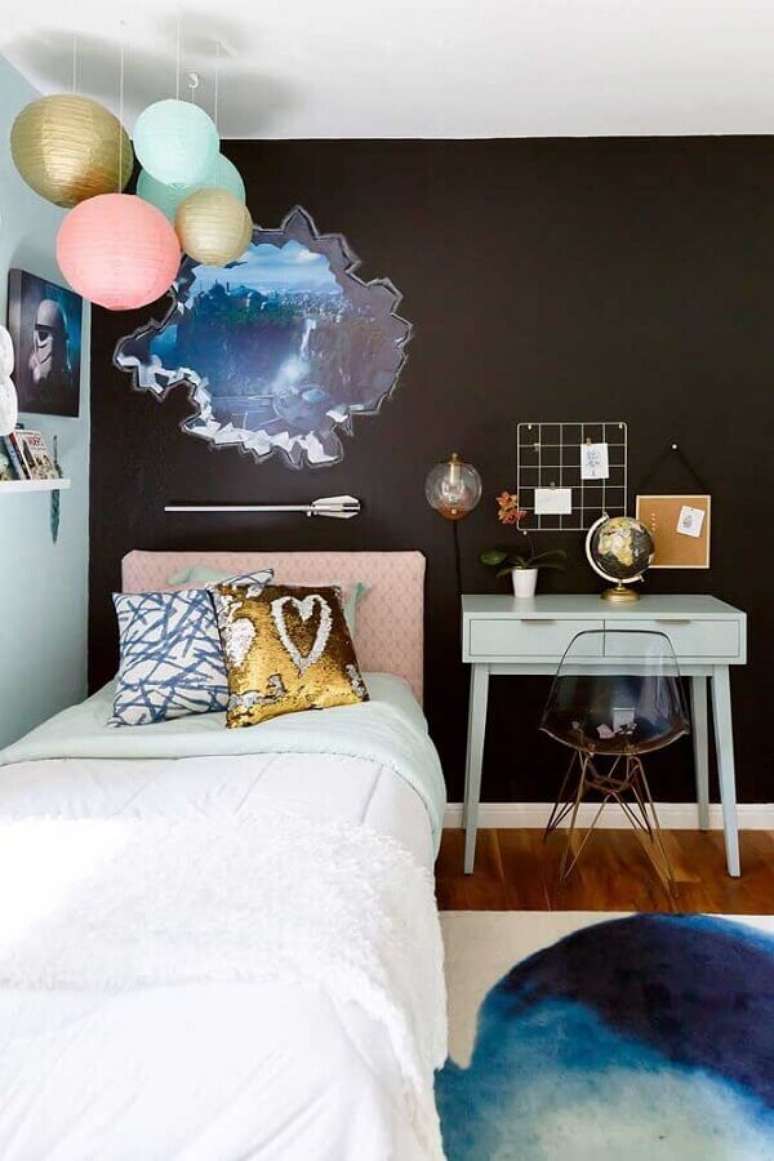 8. Cadeira transparente para quarto de solteiro moderno com parede preta – Foto: Houzz