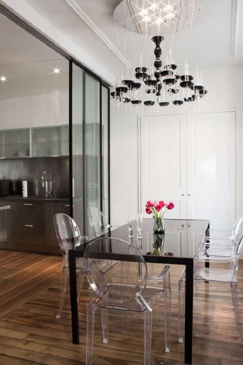 35. Mesa preta decorada com cadeira transparente com bra&ccedil;o &ndash; Foto: C&ocirc;t&eacute; Maison