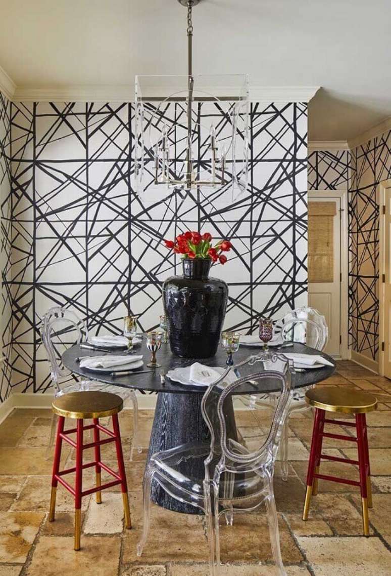 36. Decoração moderna com papel de parede p&b e cadeira de acrílico transparente para mesa de jantar redonda – Foto: Constance Zahn