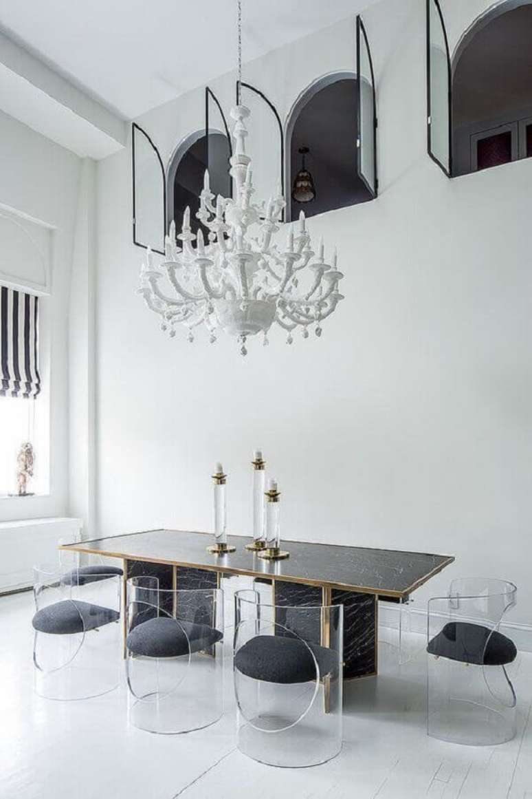 37. Cadeiras de acrílico transparente para sala de jantar sofisticada e moderna – Foto: Houzz