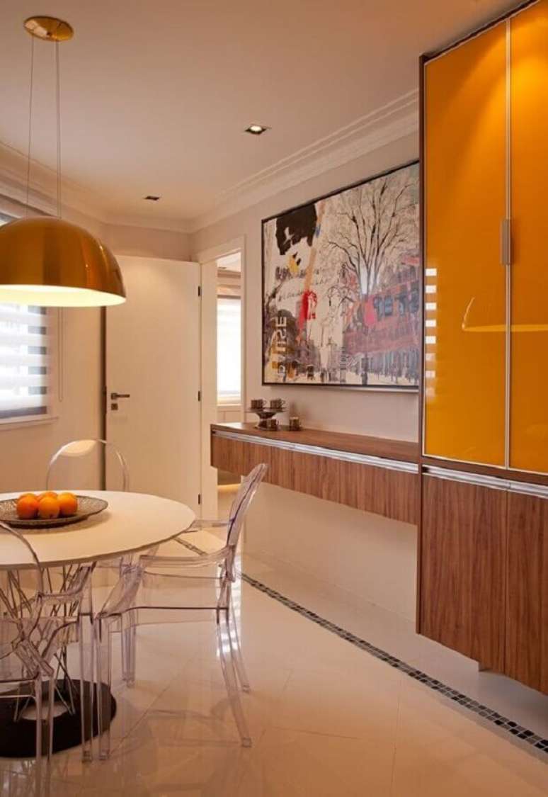 39. Decora&ccedil;&atilde;o de casa com mesa com cadeiras transparentes &ndash; Foto: Pinterest