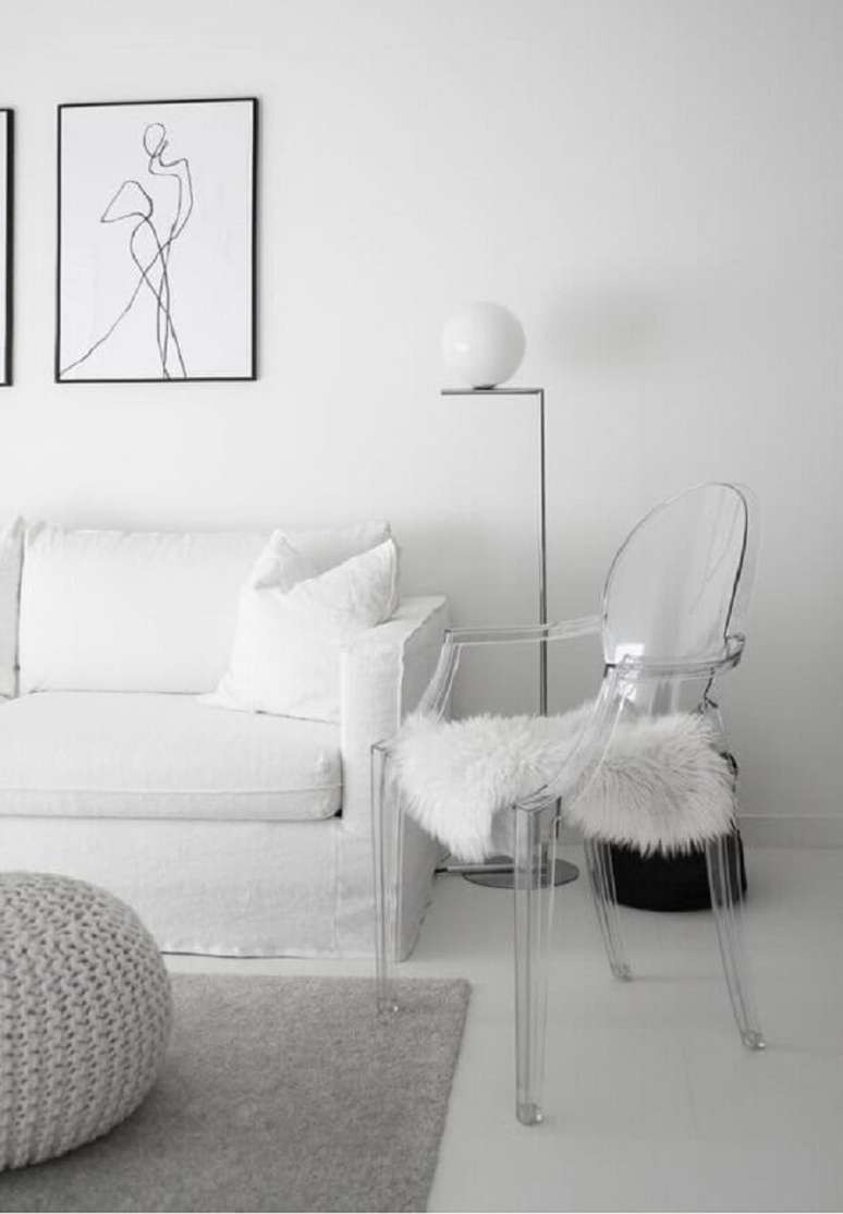 42. Decora&ccedil;&atilde;o de sala branca minimalista com cadeira transparente com bra&ccedil;o &ndash; Foto: Xitia Home