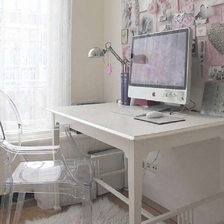 44. Cadeira para escrivaninha transparente &ndash; Foto: Royall Decor