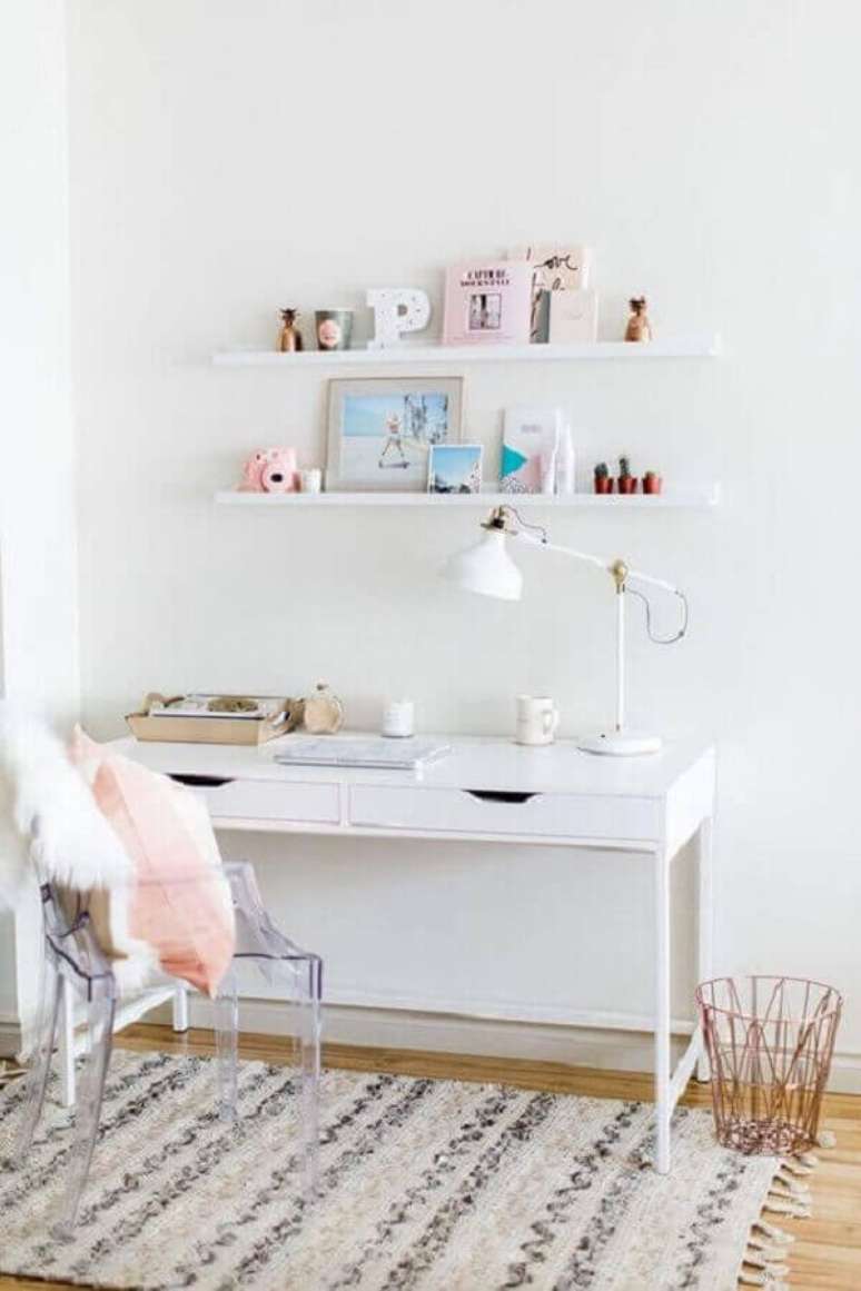 46. Decoração de home office clean com escrivaninha branca e cadeira transparente com braço – Foto: We Heart It