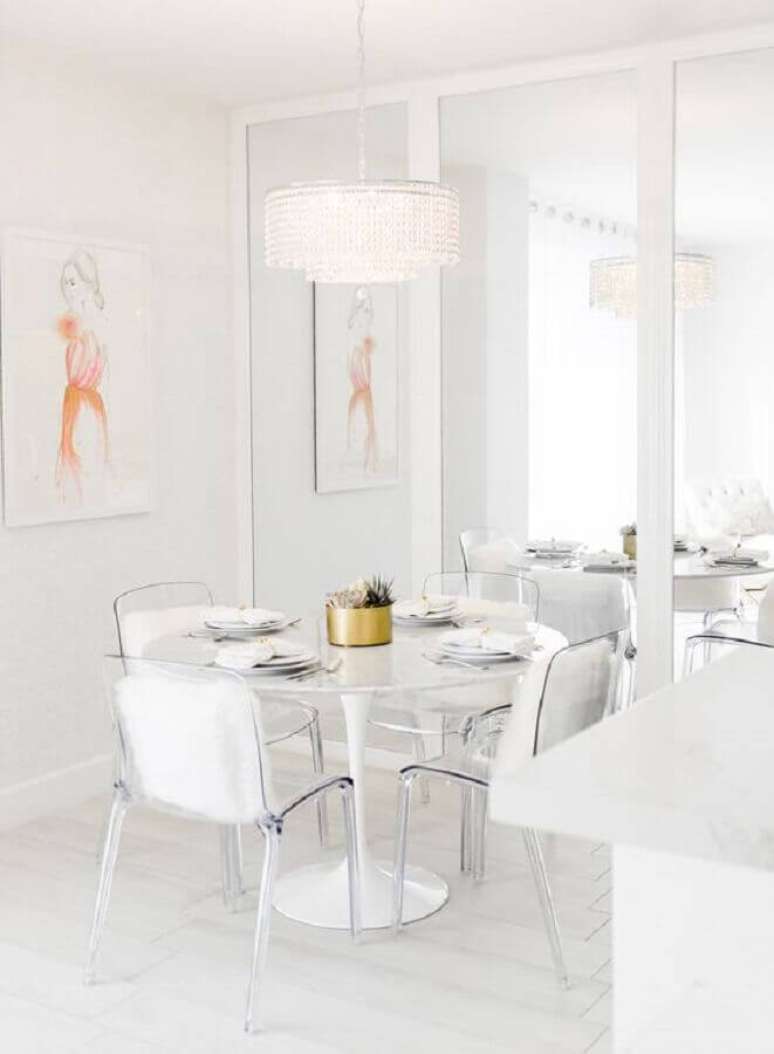 53. Decoração minimalista para sala de jantar com cadeira de plástico transparente – Foto: Pinterest
