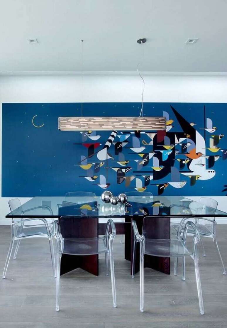 54. Sala de jantar moderna decorada com quadro grande e mesa com cadeiras transparentes – Foto: Home Fashion Trend