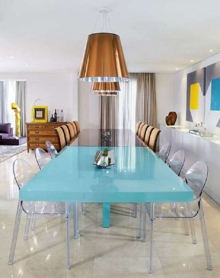 56. Mesa azul com cadeiras transparentes para sala de jantar moderna – Foto: Constance Zahn