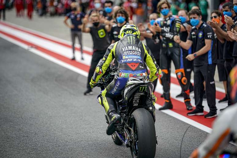 Valentino Rossi foi recepcionado pelos meninos da Academia VR46 ap&oacute;s fechar corrida em quinto 