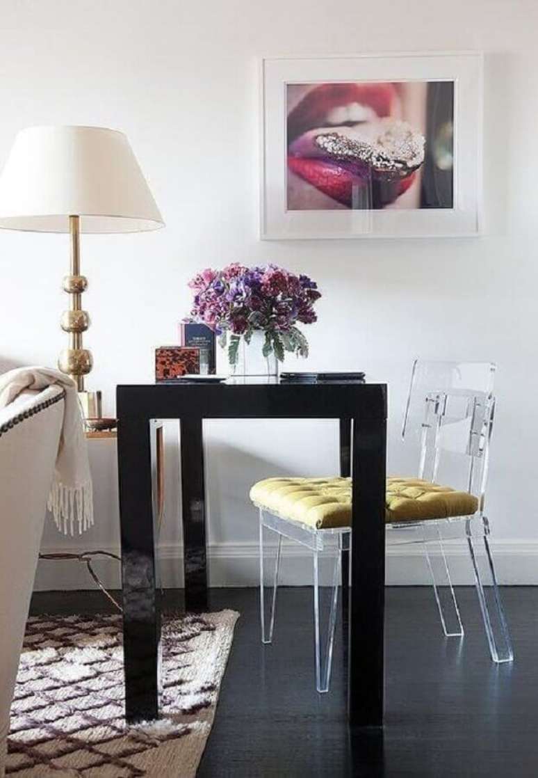 57. Invista em uma almofada para deixar a cadeira transparente mais confort&aacute;vel &ndash; Foto: Clear Home Design