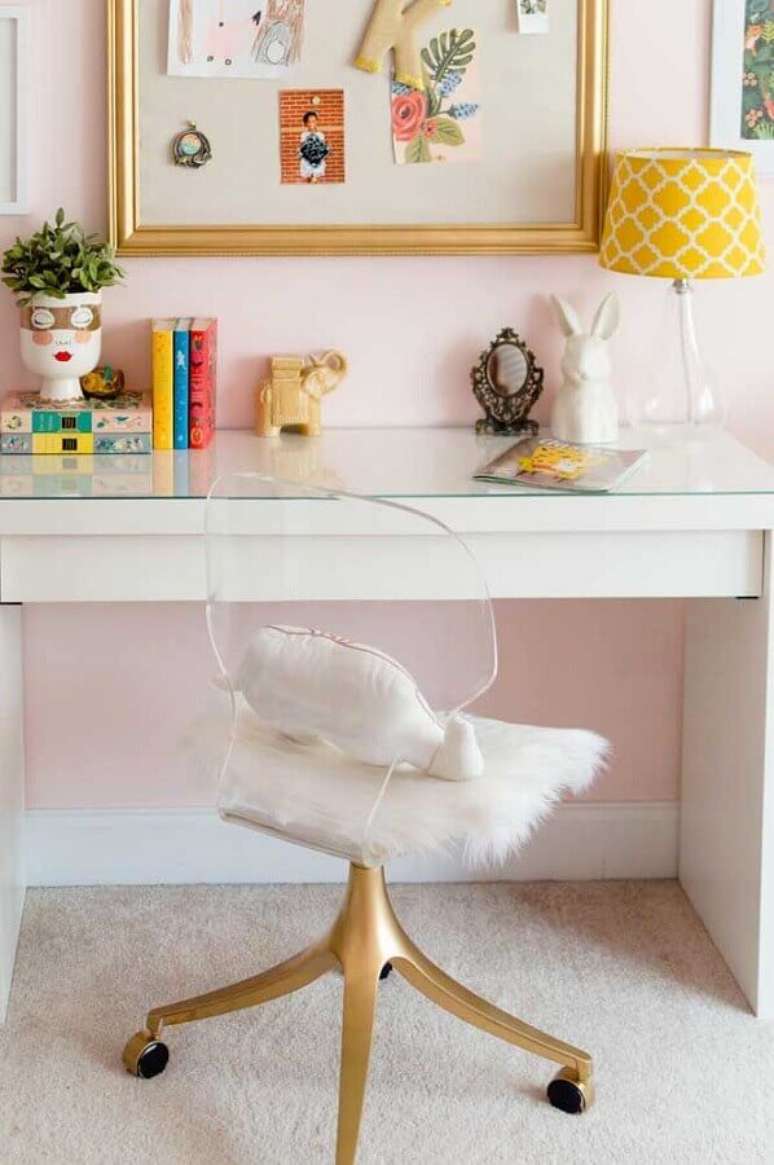 58. Escrivaninha branca decorada com cadeira transparente giratória com base dourada – Foto: Home Fashion Trend