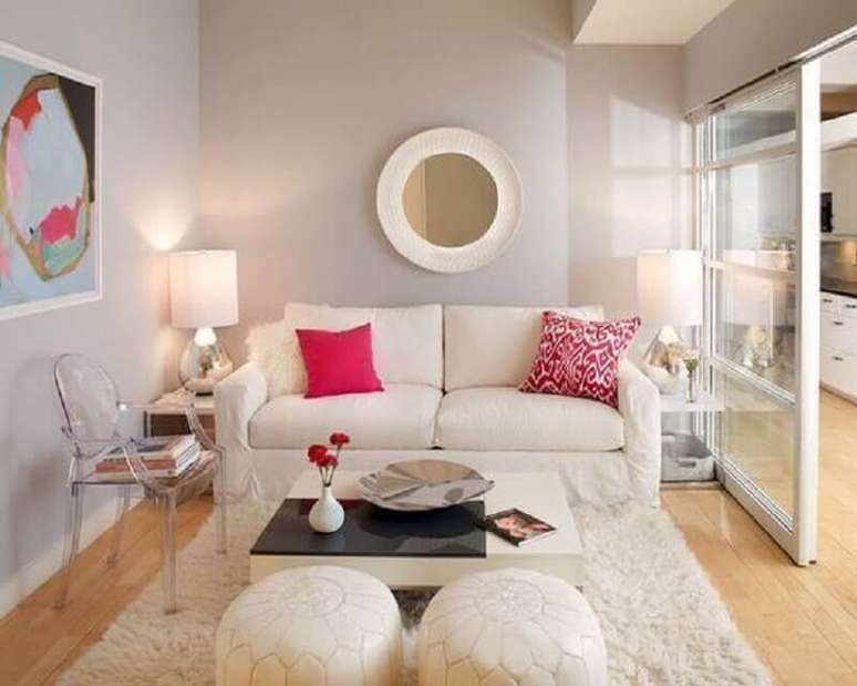 6. Decoração simples para sala de estar pequena com cadeira transparente com braço – Foto: Pinterest