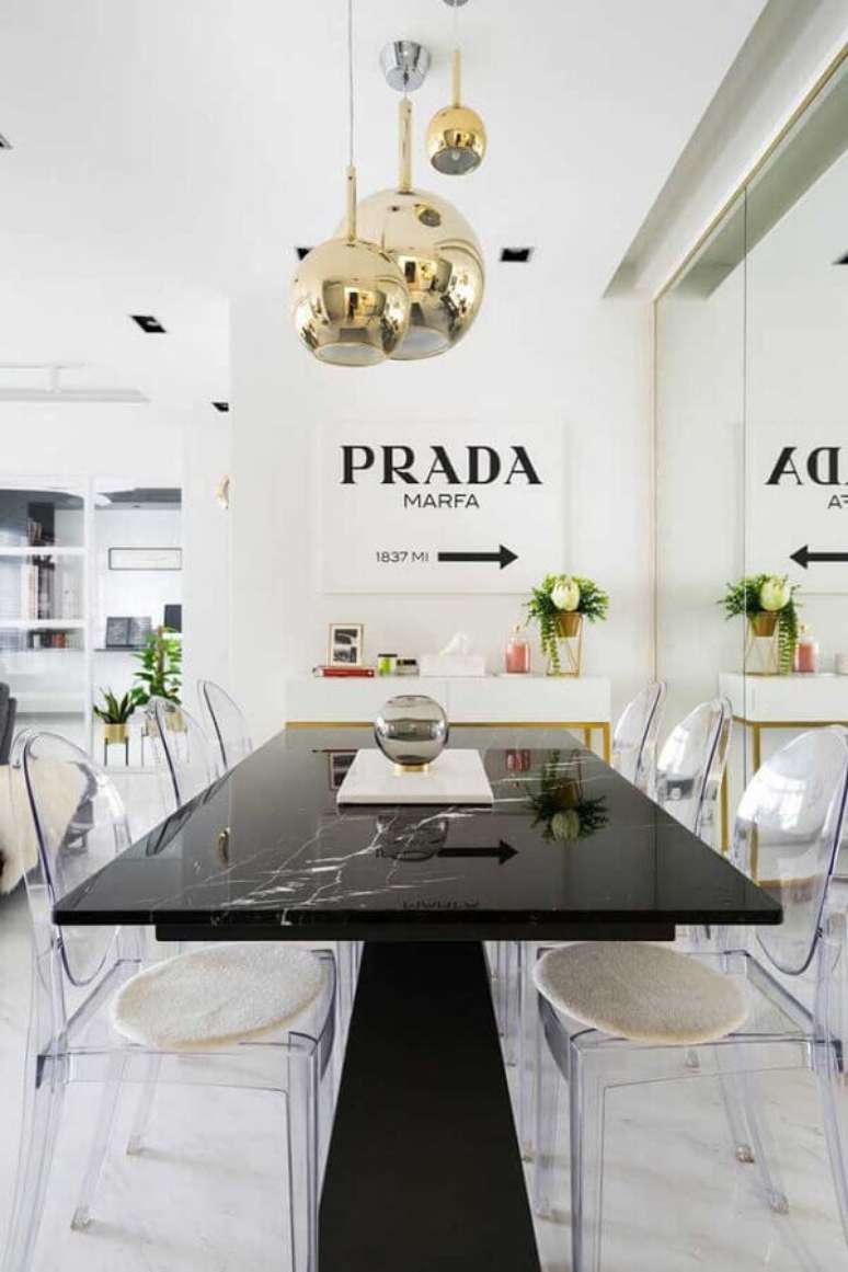 62. Mesa preta para sala de jantar moderna decorada com cadeira de plástico transparente – Foto: Best Home Design