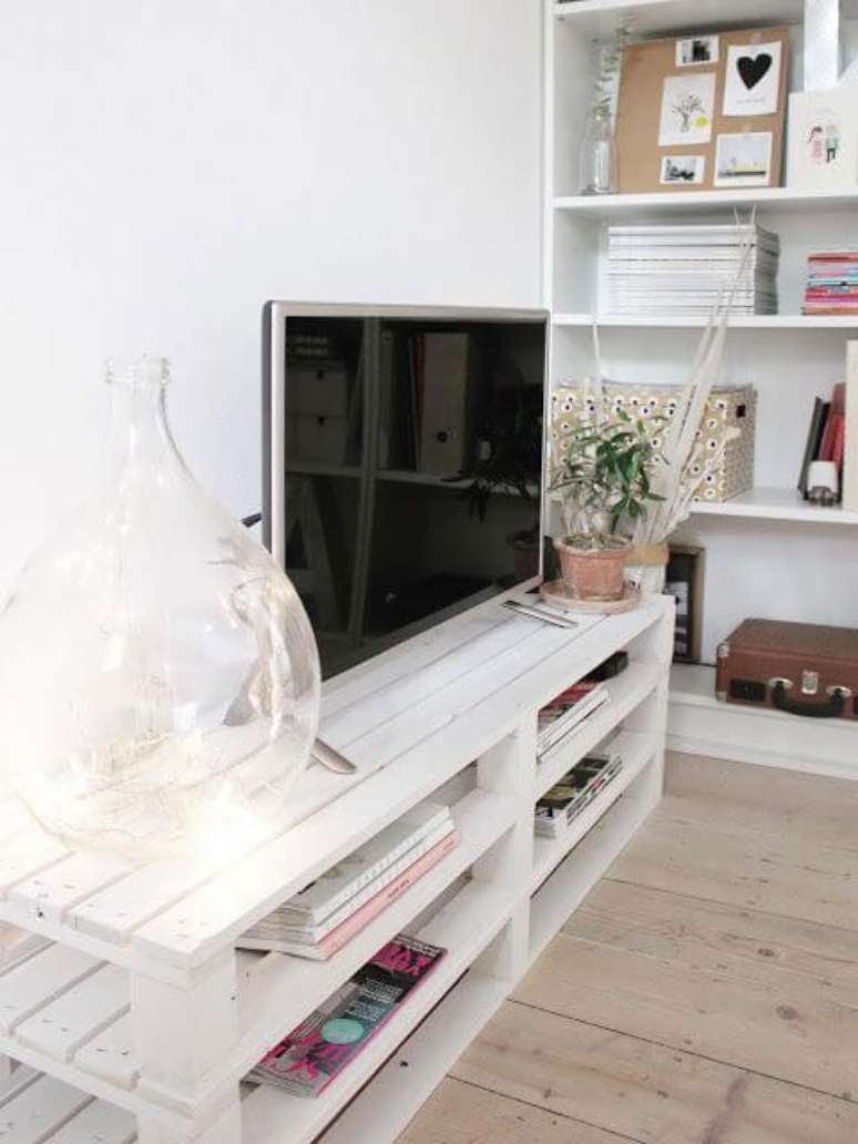 9. Rack de palete branca na sala de tv – Via: Pinterest