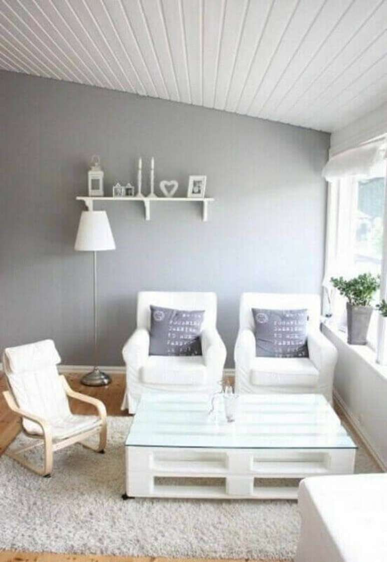 41. Móveis de pallets brancos na sala de estar clean – Via: Pinterest