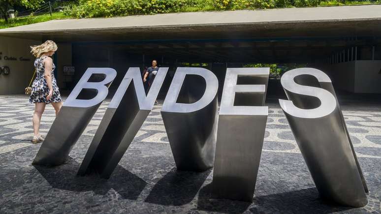 Recursos de diversas fontes, incluindo empréstimos do BNDES, possibilitaram a construição do estádio