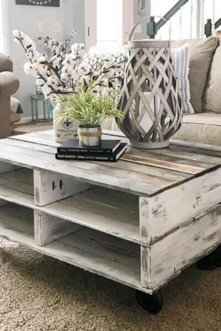 36. Pallet mesa de centro na sala com tampo de vidro – Via: Repurposelife