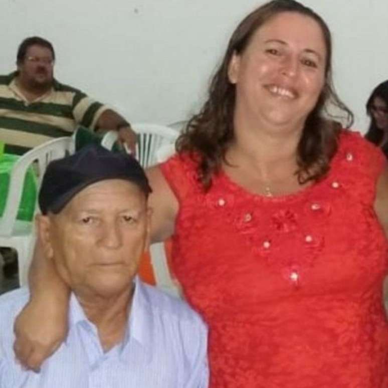Roseane Pinto da Silva e seu pai, Isaias, que morreu de covid-19 há pouco mais de um mês