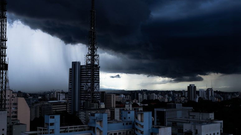 Foto de arquivo mostra São Paulo sob nuvens carregadas; próximos dias serão de chuva, frio e até neve em boa parte do país