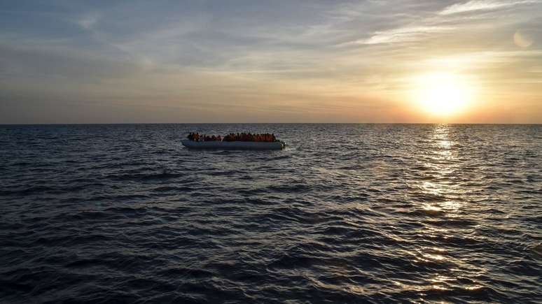 Migrantes em barco na costa da Líbia (imagem de arquivo)