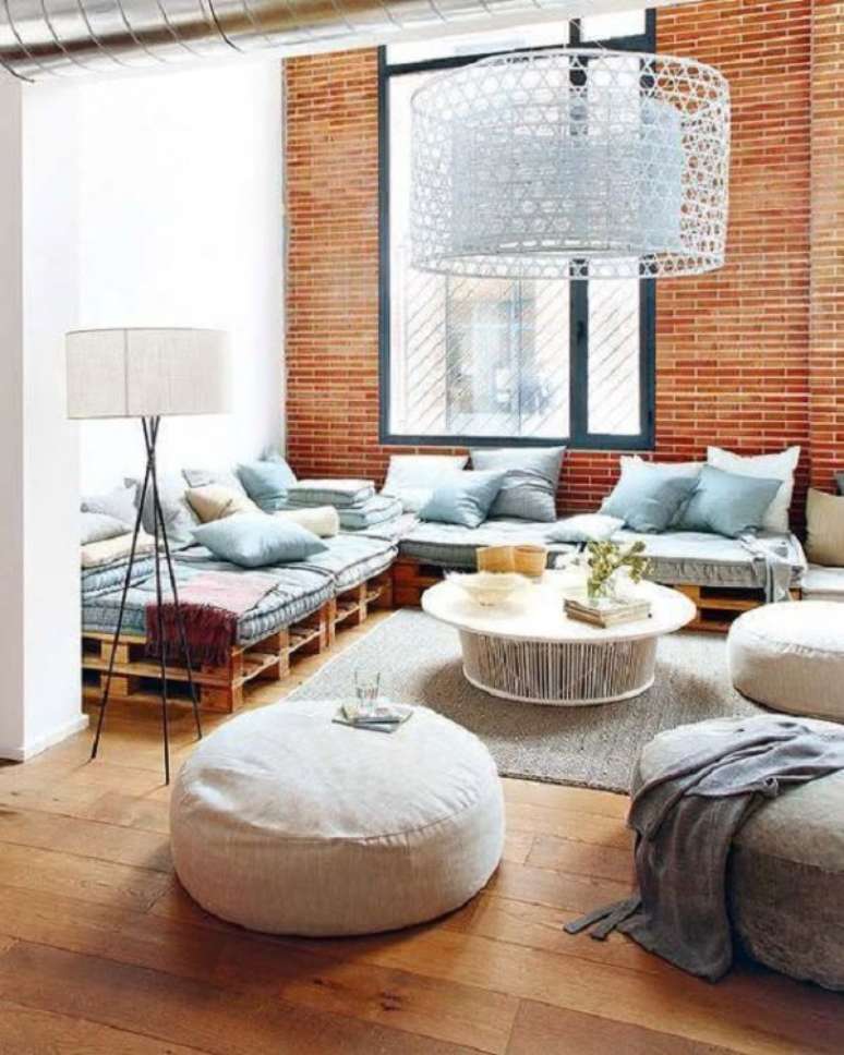 1. Sofá de pallet na sala ampla e bem decorada – Via: Pinterest