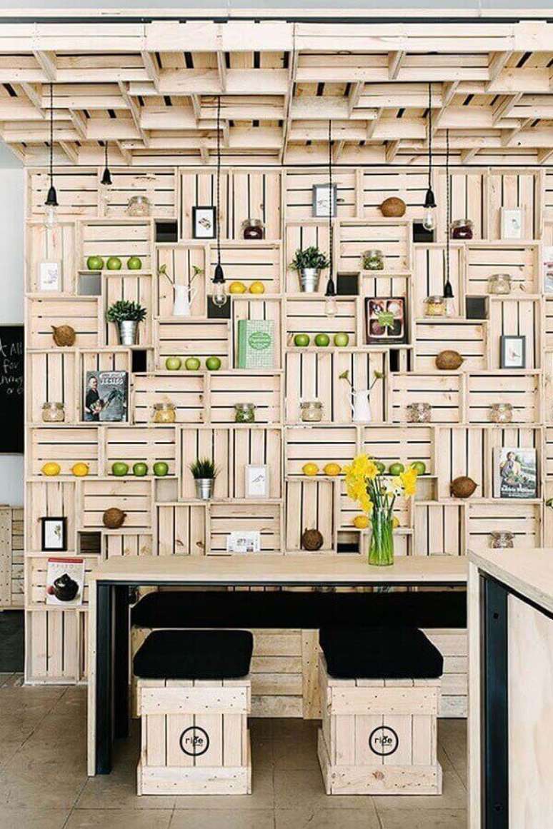 32. Parede de pallet branca na sala de jantar – Via: Pinterest