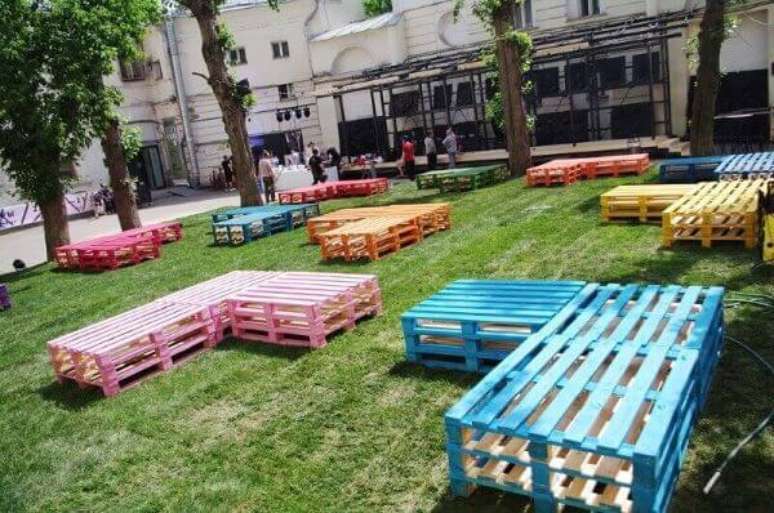 45. Jardim com bancos de pallets coloridos – Via: Pinterest