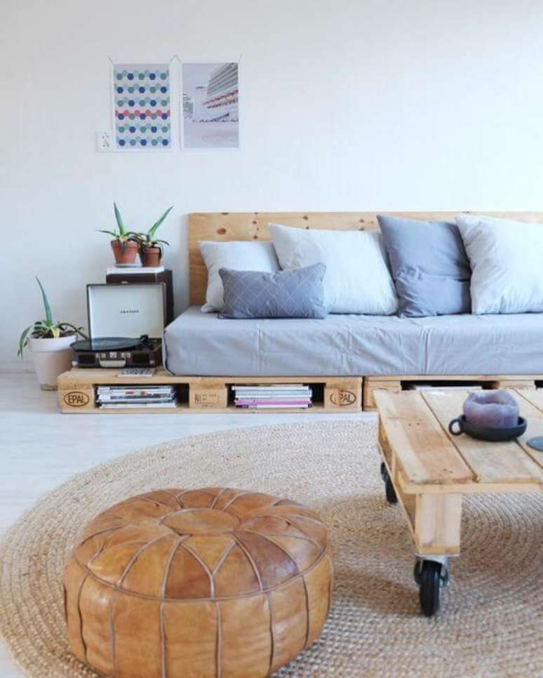 6. Sala de estar com sofá de pallet – Via: M de Mulher