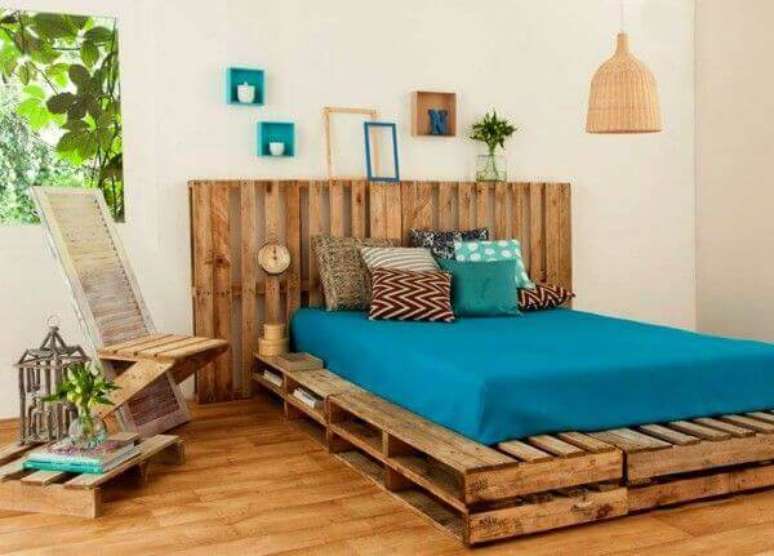 68. Cama com cabeceira de pallet – Via: Pinterest