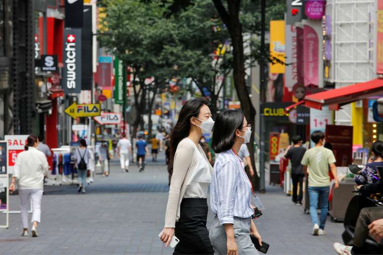 Mulheres com máscara de proteção contra Covid-19 caminham por distrito de compras em Seul
19/08/2020
REUTERS/Heo Ran