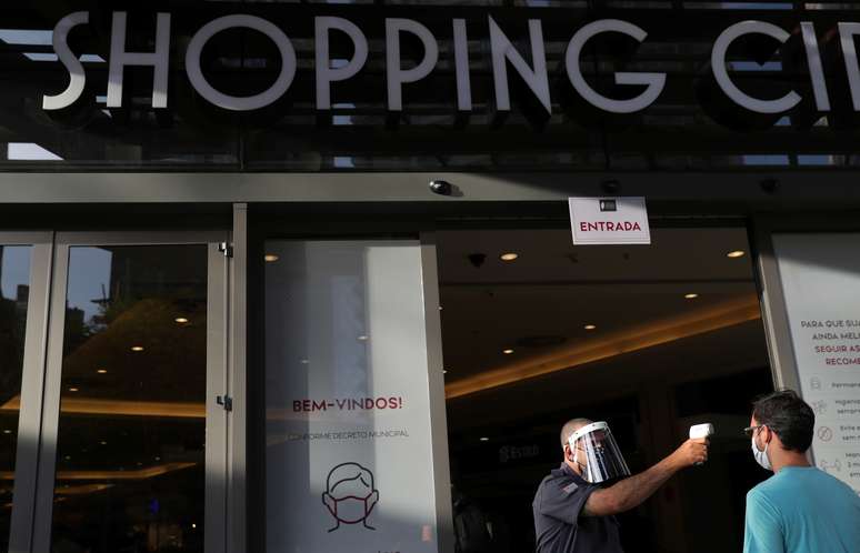 Funcionário verifica temperatura de cliente na entrada de shopping center em São Paulo
11/06/2020
REUTERS/Amanda Perobelli