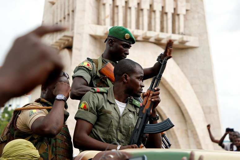 Soldados do Mali são vistos em praça de Bamako após golpe militar
18/08/2020
REUTERS/Moussa Kalapo