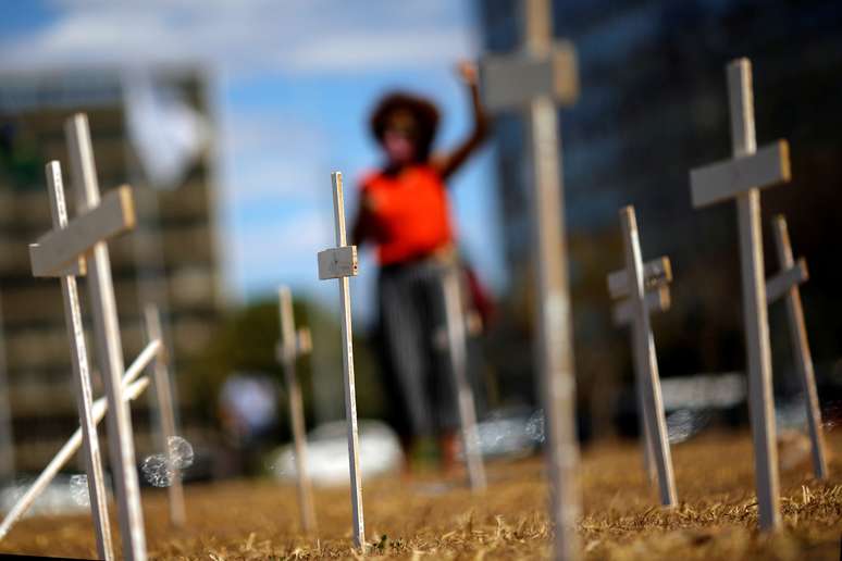 Cruzes colocadas em Brasília para marcar os mortos pela Covid-19 no Brasil 
12/08/2020
REUTERS/Adriano Machado