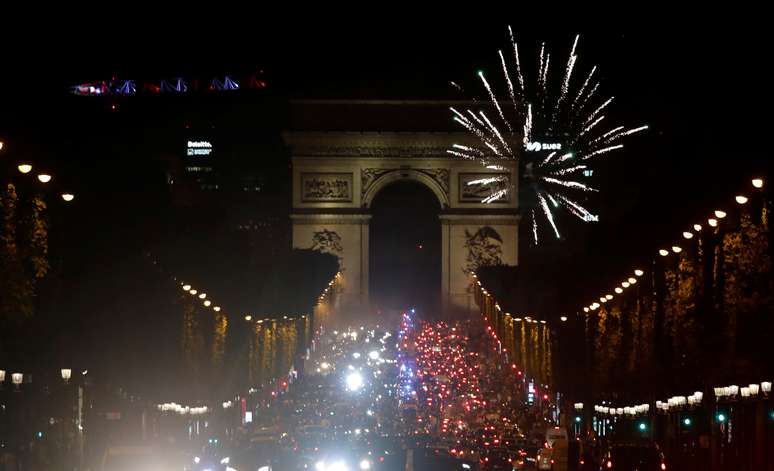 Arco do Triunfo foi um dos palcos das comemorações dos torcedores do PSG