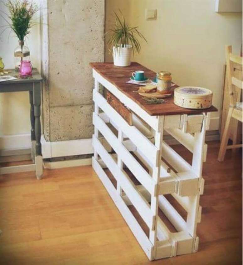 63. Balcão de pallet na casa com tampo de madeira – Via: Pinterest