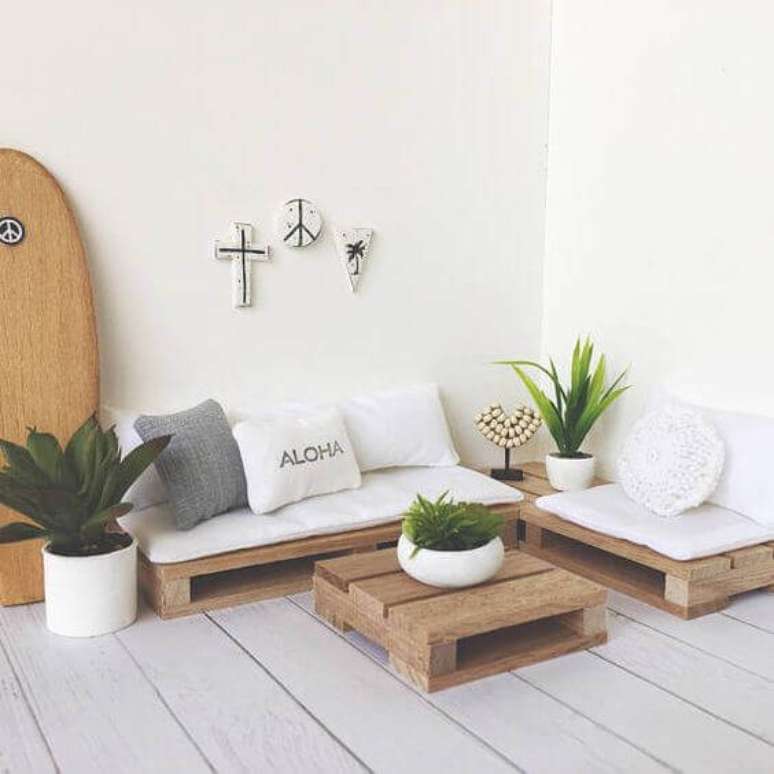 23. Sofá de palete branco com vasos de plantas – Via: Pinterest