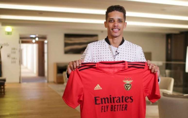 Dinheiro de Pedrinho deve finalmente chegar aos cofres do Corinthians em setembro (Foto: Divulgação/Benfica)