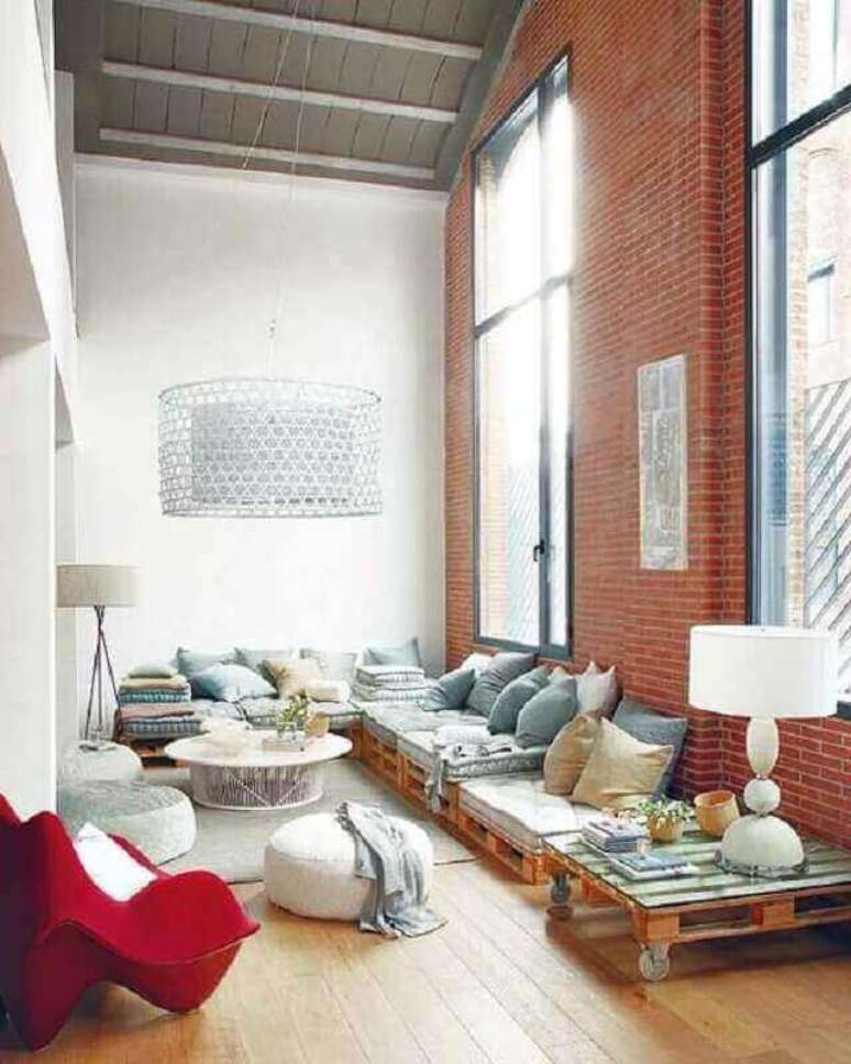 54. Sala de estar com sofá de paletes moderno – Via: Pinterest