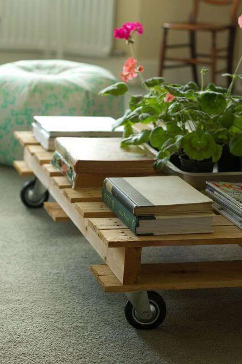 46. Mesa de centro de pallet na sala de estar – Via: Pinterest