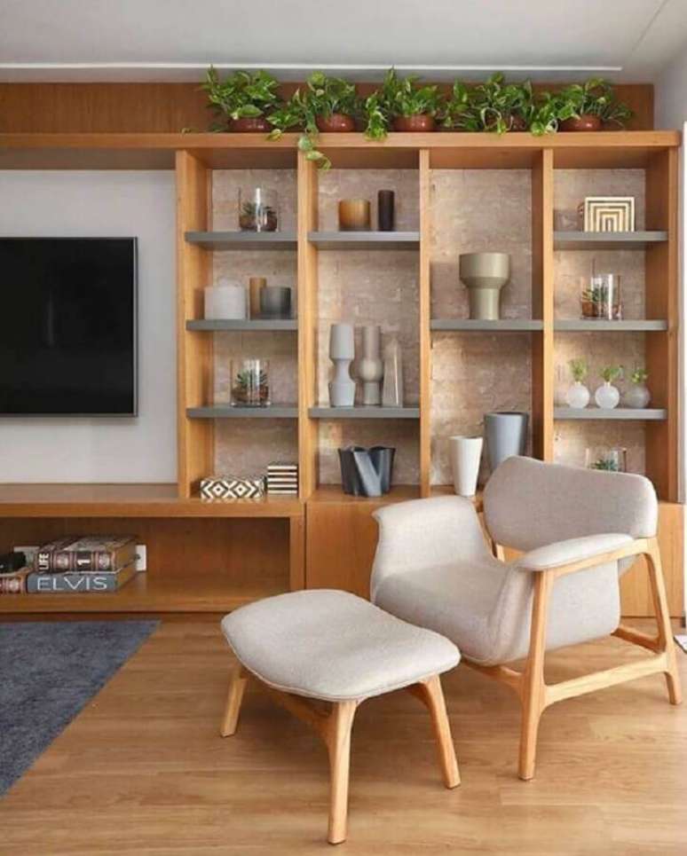 1. Decoração de sala com poltrona e estante de madeira – Foto: Apartment Therapy