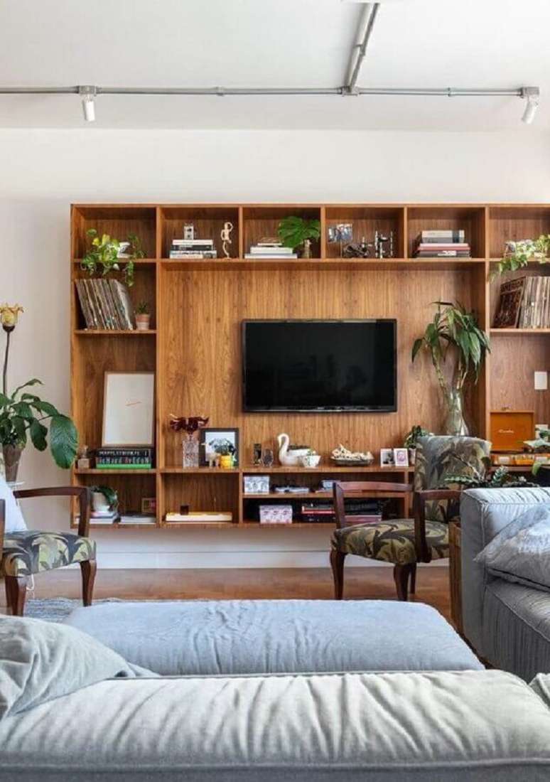 3. Decoração com modelo suspenso de estante de madeira para sala de estar ampla – Foto: Histórias de Casa