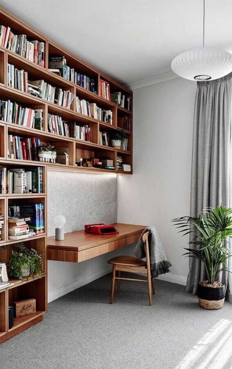 4. Home office decorado com estante para livros com escrivaninha planejada – Foto: Apartment Therapy