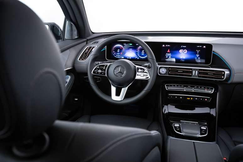 Interior do Mercedes EQC 400 esbanja tecnologia e conforto. Central multim&iacute;dia &eacute; a MBUX.