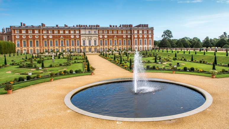 Fachada sul do Palácio Hampton Court e parte do jardim Privy Garden