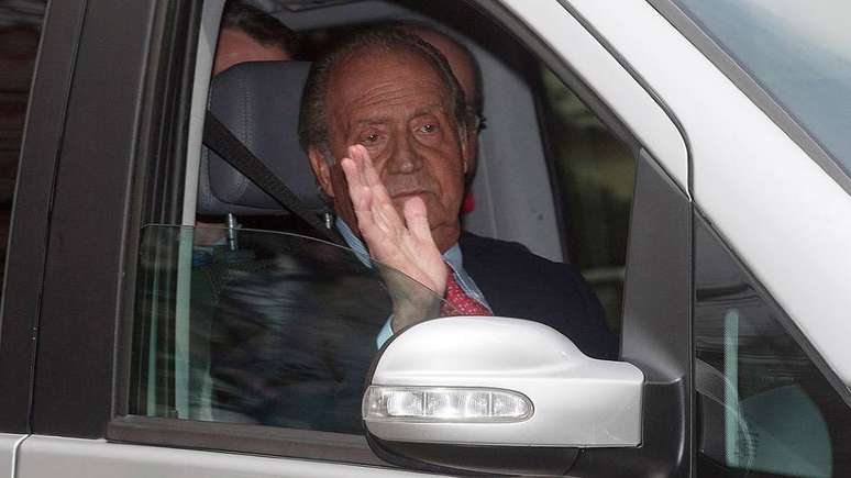 Juan Carlos deixa o hospital depois de sua cirurgia em 2012