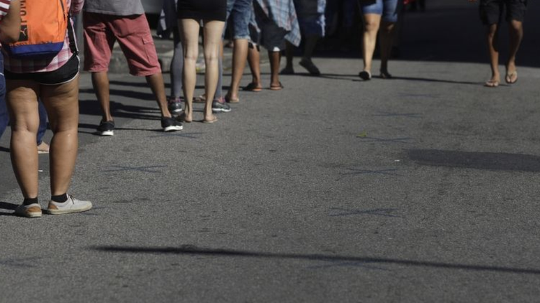 Fila para recebimento do auxílio emergencial no Rio; pandemia provocou divisão dentro do governo sobre papel do Estado em políticas sociais