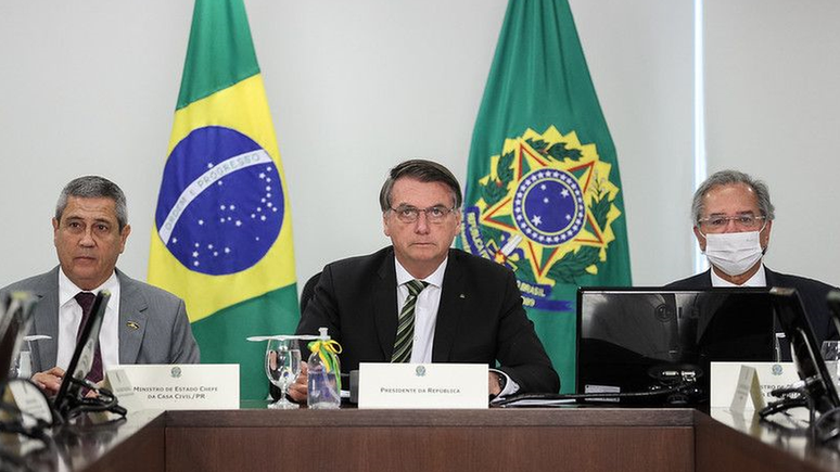 O presidente Jair Bolsonaro entre os ministros general Braga Netto e Paulo Guedes, que representam posições divergentes dentro do Planalto sobre gastos públicos