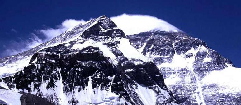 Monte Everest, o pico mais alto do mundo, com 8.848 metros de altura