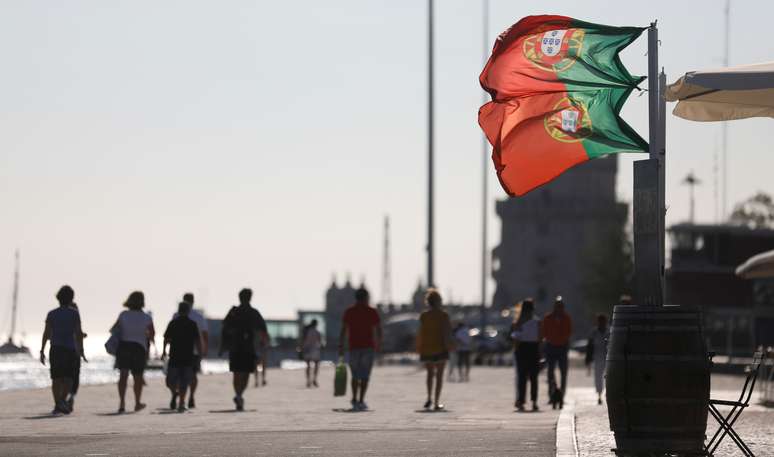 Pessoas caminham perto da Torre de Belém, em Lisboa
06/09/2017 REUTERS/Rafael Marchante