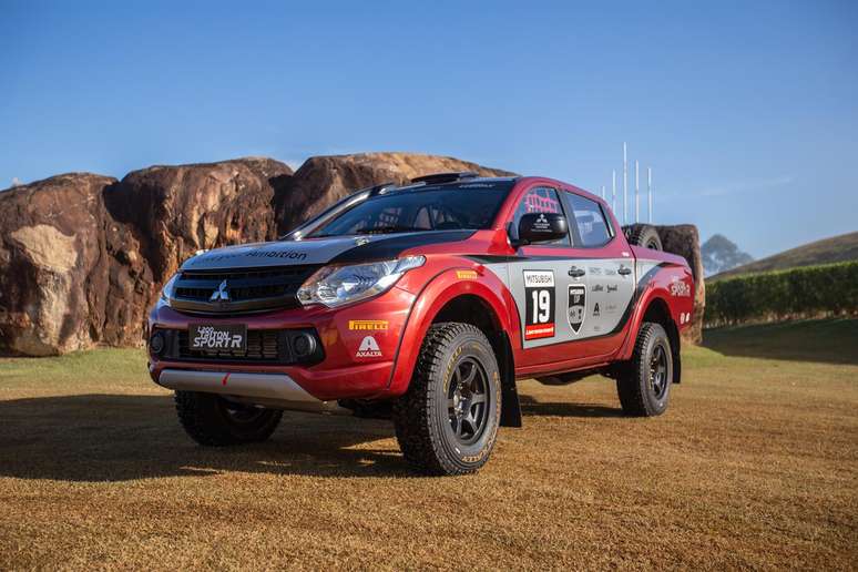 Aqui a L200 Triton Sport R, para quem busca alto desempenho no off-road.