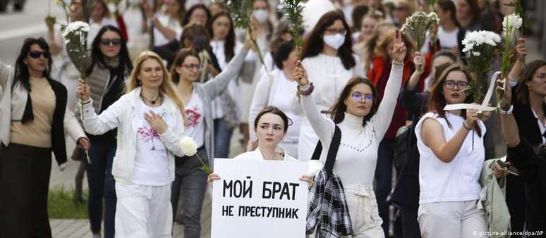 Mulheres vestidas de branco e carregando flores da mesma cor dominam os protestos em Belarus